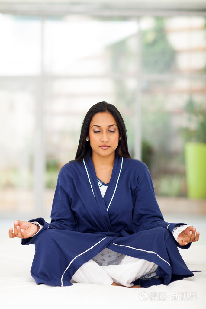 印度女子在床上打坐