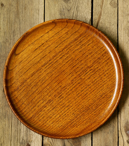 旧木桌上的空木盘子