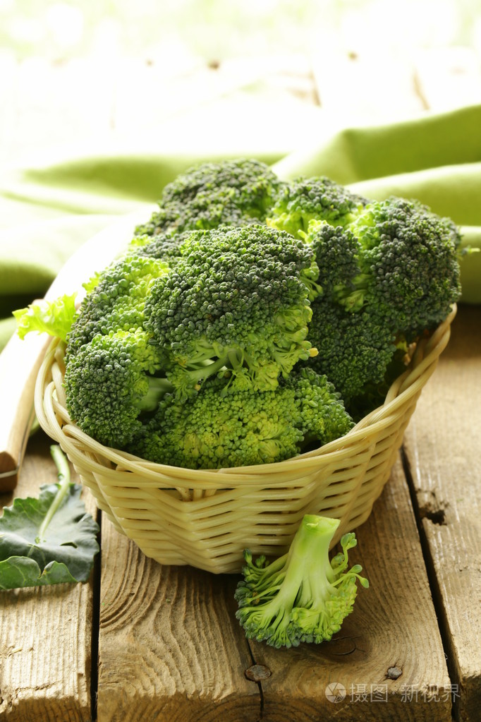 パノラマの丘の前に放牧羊柳条篮新鲜原料绿色甘蓝西兰花