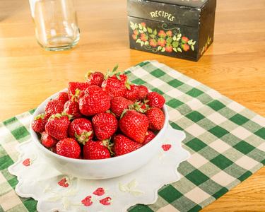 碗的草莓食谱框