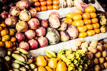 色彩鲜艳的蔬菜和水果，市场上秘鲁