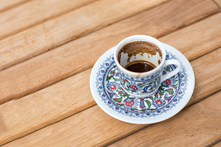 传统新鲜土耳其咖啡木桌子上