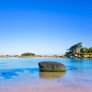 在早晨 布列塔尼 法国 ploumanach 岩石和湾海滩