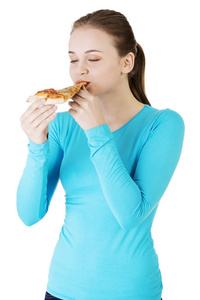 年轻女子吃披萨