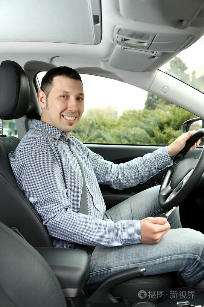 与关键坐在车里的年轻男子的画像