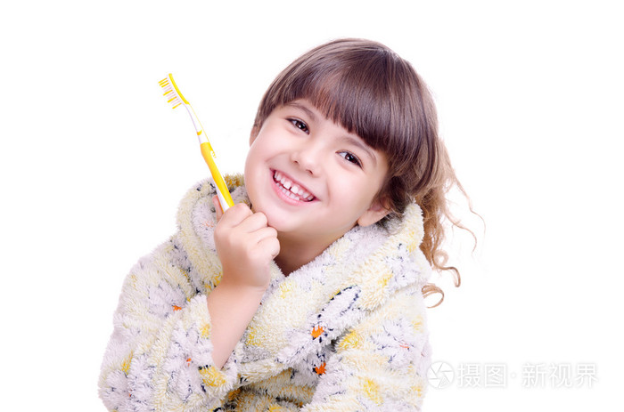快乐的微笑女孩用齿刷