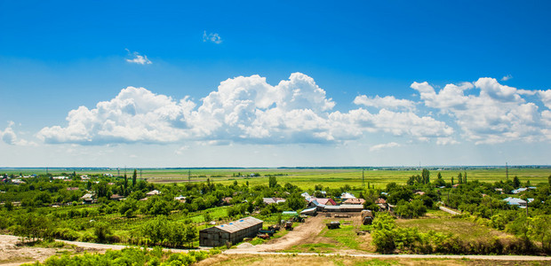 罗马尼亚农村风景，village.group 的房子在农村。阳光灿烂的夏天天和蓝色 sky.old 农村 house.roman