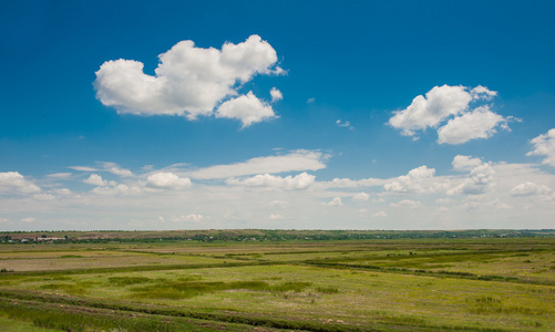 绿色领域下草和完美的蓝色 sky.hilly 字段与中的字段和 sky.wheat 字段在多云的天空蓝 sky.landscap