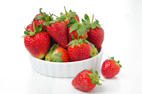 在一个碗里水平新鲜成熟的草莓
