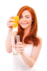 女人喝橙汁微笑显示桔子