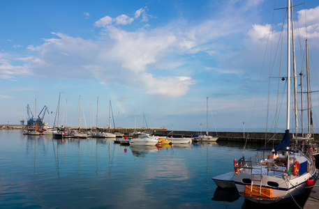 晴朗的天气里巴尔奇克港口与缤纷的彩虹