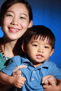 美丽的亚洲母亲和她的儿子