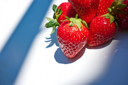 孤立在白色背景上一些新鲜草莓
