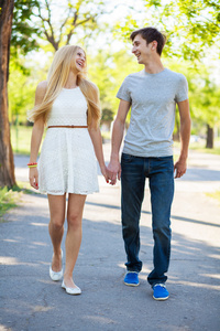 年轻情侣在公园散步