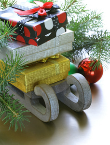 圣诞节作文木制雪橇与礼物和杉木树分支