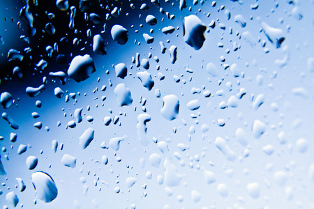 蓝色玻璃上的雨滴