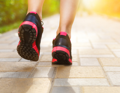 运动后的年轻女子饮用水女跑步运动员热身户外推荐排序热门下载最新