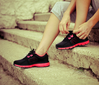 女人想要准备慢跑跑步鞋