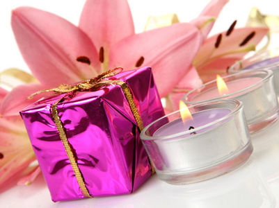 包装盒礼品和粉红色的百合花