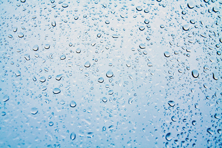 蓝色玻璃上的雨滴