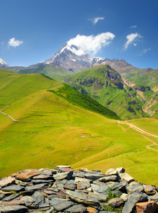 山山谷和前景的石头