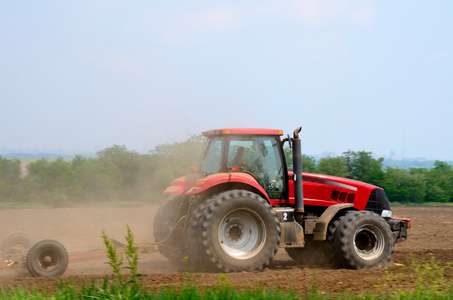 在字段中的拖拉机图片