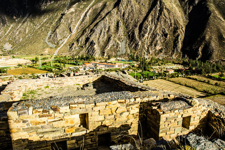 坦旧的印加堡垒和镇神圣的山谷 valle 萨 在南美洲秘鲁的安第斯山脉的山丘