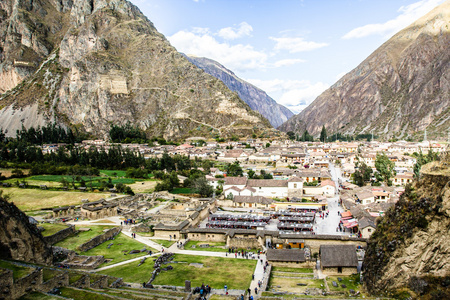 坦旧的印加堡垒和镇神圣的山谷 valle 萨 在南美洲秘鲁的安第斯山脉的山丘