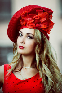 一个帽子红色的复古的女孩