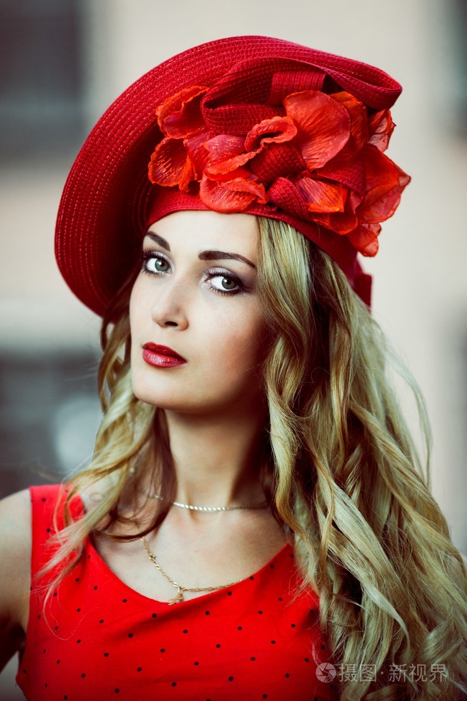 一个帽子红色的复古的女孩