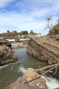 在孔 phapheng 瀑布的木桥