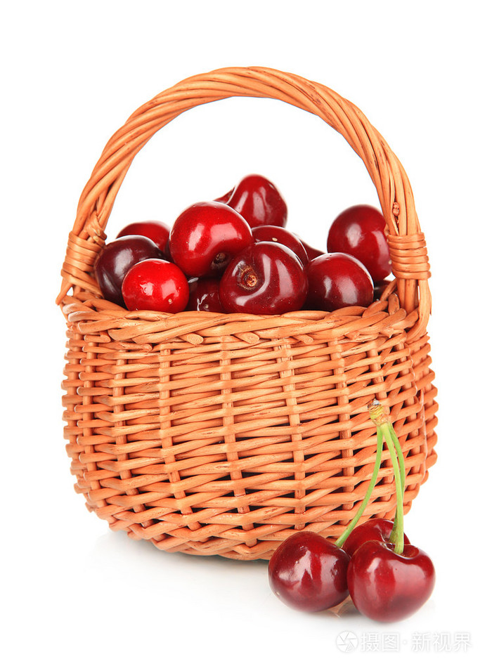 在白色上孤立的柳条篮樱桃浆果