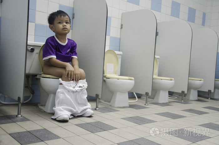 男孩马桶座圈