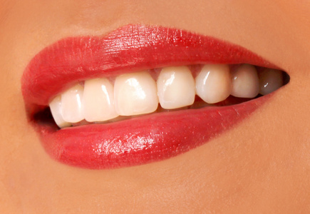 女人的微笑。洁白的牙齿。牙科护理服务
