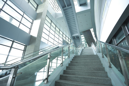 现代建筑的移动业务自动扶梯和楼梯的步骤