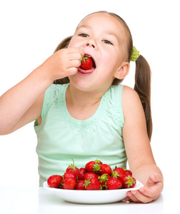 小女孩吃草莓