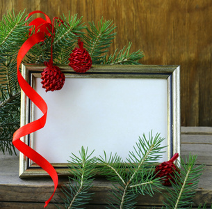 圣诞黄金木框和枞树枝