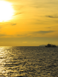 美丽的夕阳在热带海在夏季时间