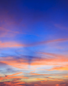 美丽的夕阳在热带海在夏季时间