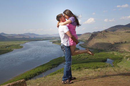 情侣接吻在山中