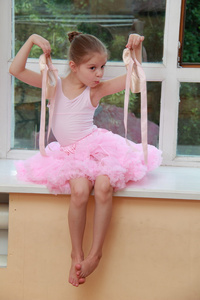 粉色紧身衣的美丽年轻舞者一直在芭蕾课培训