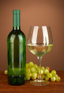 葡萄酒瓶 杯白葡萄酒 葡萄颜色背景上的组成