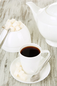 喝杯咖啡 茶壶和糖碗彩色木制背景上
