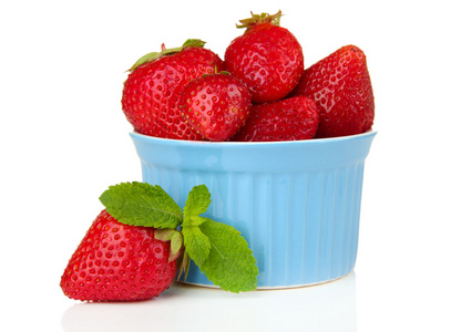 成熟的甜草莓在碗里上白色隔离