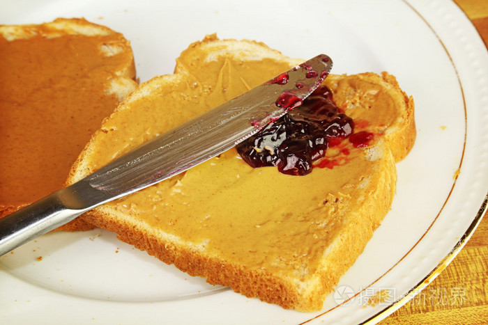 花生酱和果冻三明治板上