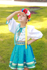 可爱的小女孩在乌克兰传统服饰