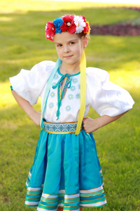 可爱的小女孩在乌克兰传统服饰