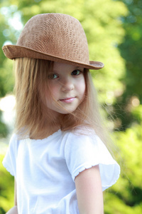 快乐的小女孩在户外顶漂亮的帽子