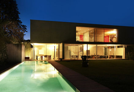 现代的房子和游泳池