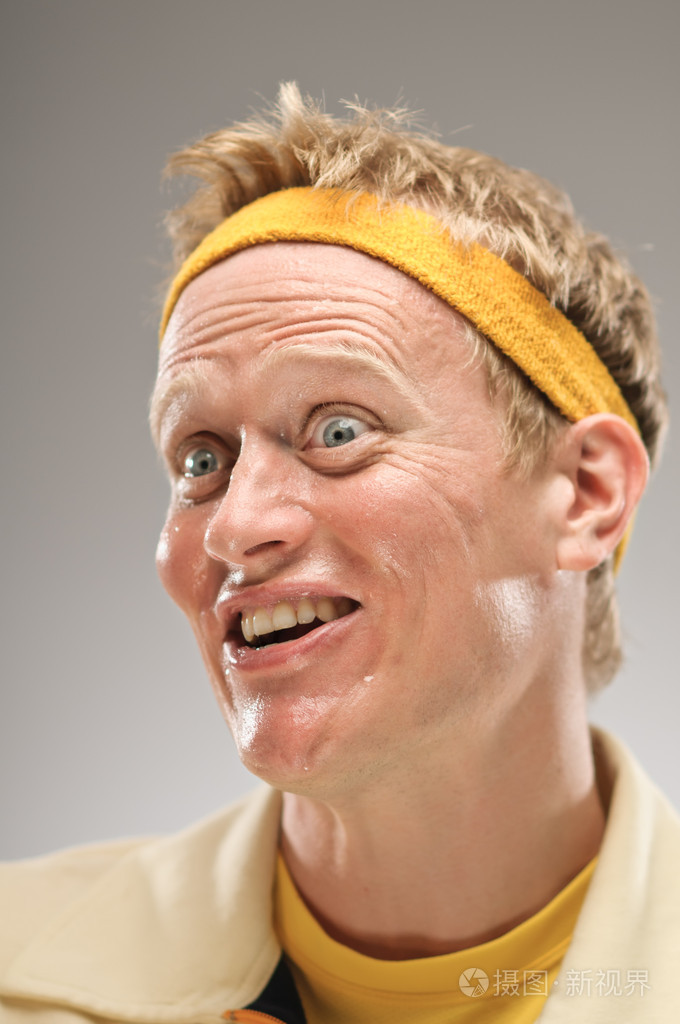 兴奋的白种男人扮了个鬼脸